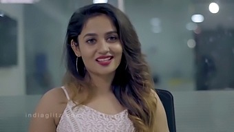 Cooper, O Fată Sexy Și Frumoasă, Lucrează Cu Producătorul În Tamil
